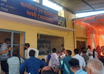 भावरी पंचायत समिति चुनाव को लेकर वार्ड संख्या 8 भारजा सीट का मामला, बड़ी संख्या में ग्रामीण पहुंचे उप तहसील।