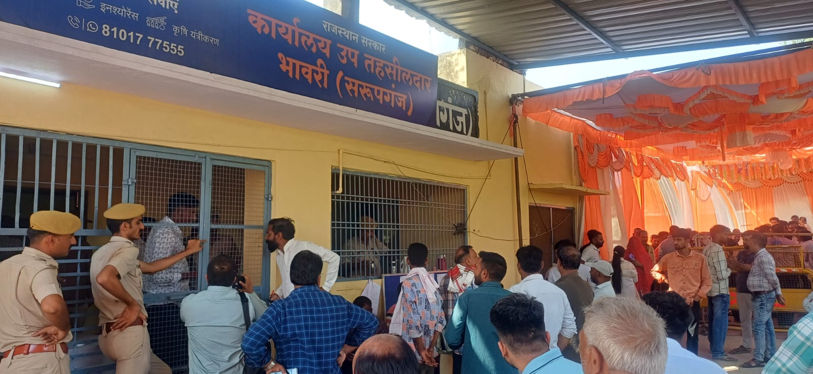 भावरी पंचायत समिति चुनाव को लेकर वार्ड संख्या 8 भारजा सीट का मामला, बड़ी संख्या में ग्रामीण पहुंचे उप तहसील।