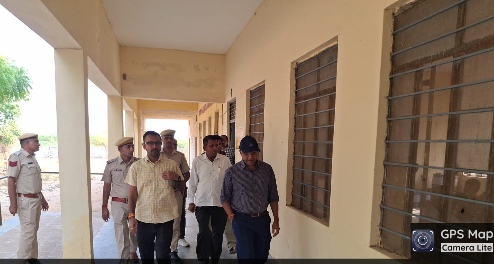 जिला निर्वाचन अधिकारी (कलक्टर) द्वारा विभिन्न बूथों का निरीक्षण