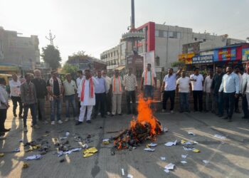 सुमेरपूर-रितु बराला को न्याय दिलाने की मांग, कांग्रेस ने राजगुरु सर्कल पर फूंका सीएम का पुतला