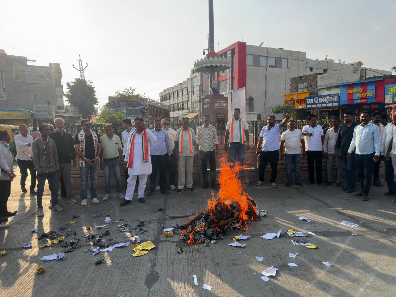 सुमेरपूर-रितु बराला को न्याय दिलाने की मांग, कांग्रेस ने राजगुरु सर्कल पर फूंका सीएम का पुतला