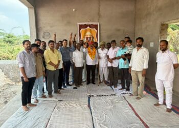 नाना&nbsp; ग्राम में पंचायत समिति सदस्य मदन भाई जैन ने विभिन्न समाजों की बैठक लेकर समर्थन मांगा