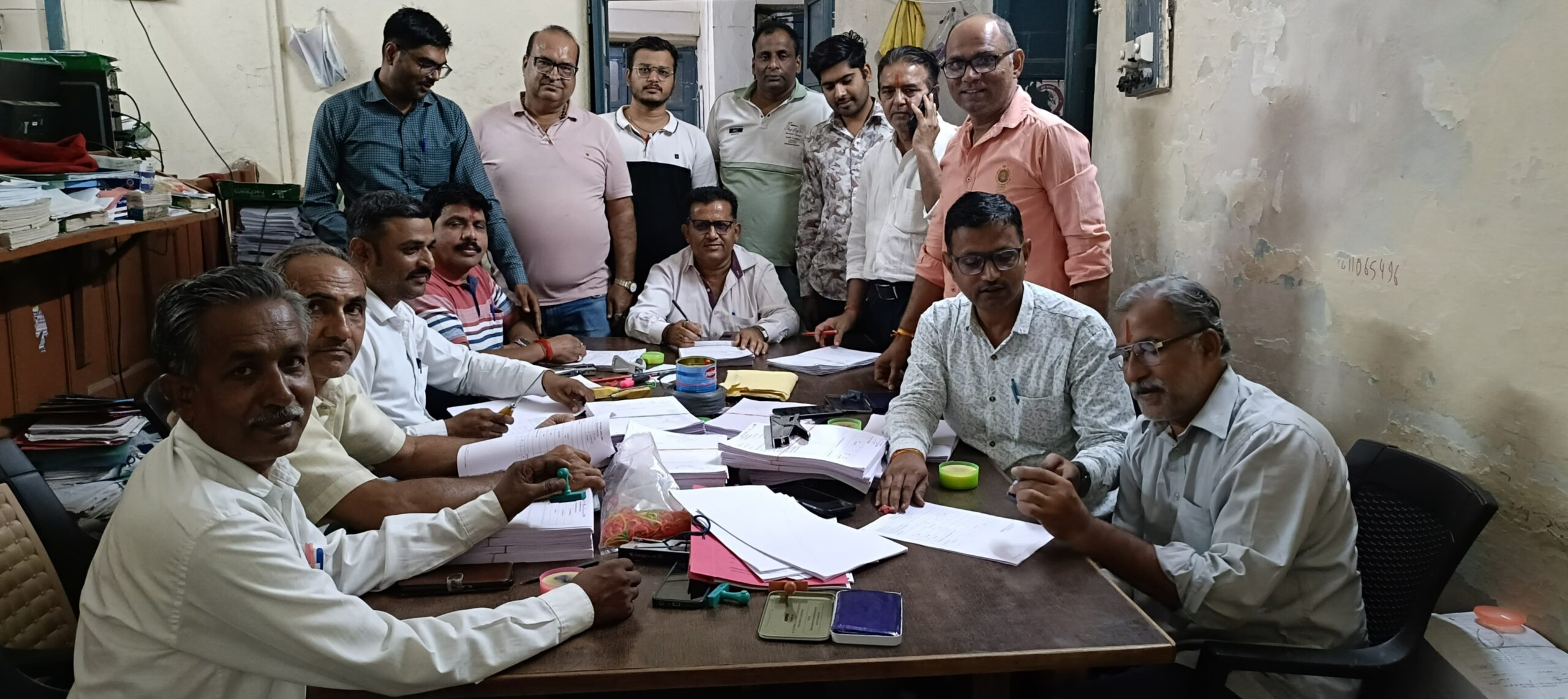 पाली-मतदाता सूचियों के अद्यतन सेट तैयार करने में जुटे कार्मिक