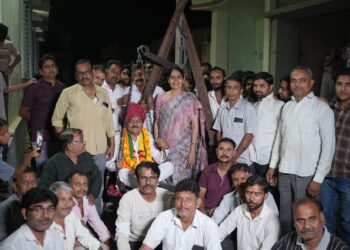 नाना में बीजेपी प्रत्यासी मदनलाल जैन को कुमावत समाज ने गुड़ से तौलकर समर्थन दिया, देवासी समाज की भी ली बैठक