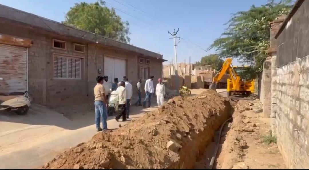 तखतगढ-पेयजल समस्या के समाधान के लिए आगे आए कांग्रेस पार्षद,वार्ड 10 से 19 तक पेयजल आपूर्ति सुचारू करने के प्रयास, ओपनवेल से मुख्य पाइपलाइन जोड़ने का कार्य शुरू