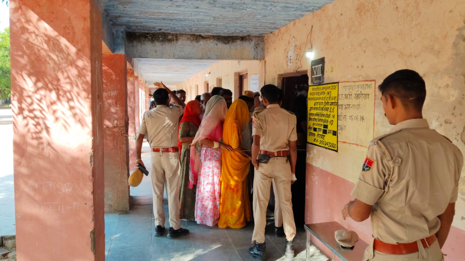 सांडेराव क्षेत्र में पहले चरण का मतदान , कुछ बूथों पर ईवीएम में बीप की शिकायत, सतर्क अधिकारियों ने तुरंत संभाला मोर्चा