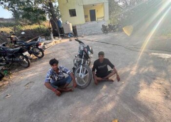 आबुरोड-बिना नम्बरी मोटरसाईकिल पर चलती मोटरसाईकिल से चाकू लहराकर स्टंट कर रहे दो मुल्जिम गिरफ्तार कर एक मोटरसाईकिल की जब्त