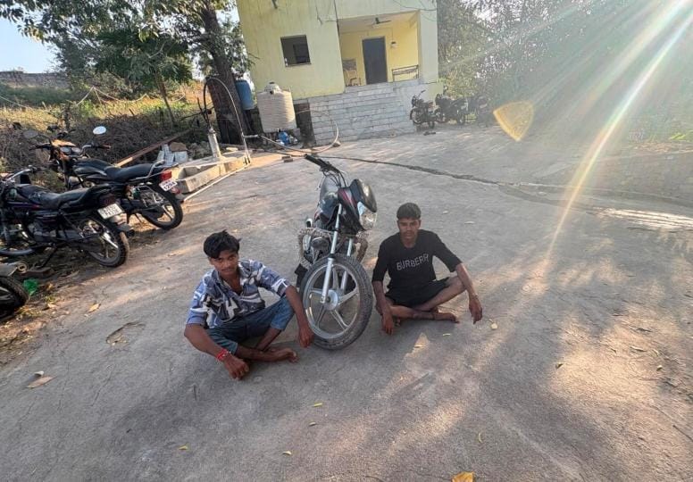 आबुरोड-बिना नम्बरी मोटरसाईकिल पर चलती मोटरसाईकिल से चाकू लहराकर स्टंट कर रहे दो मुल्जिम गिरफ्तार कर एक मोटरसाईकिल की जब्त