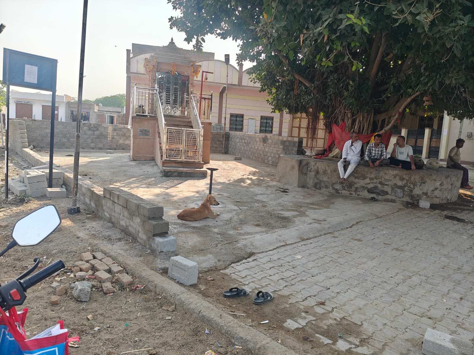 सुमेरपुर पंचायत समिति के अन्तर्गत दुजाना गांव में आचार संहिता के दौरान सार्वजनिक स्थान पर पक्का निर्माण को हटवाने की मांग