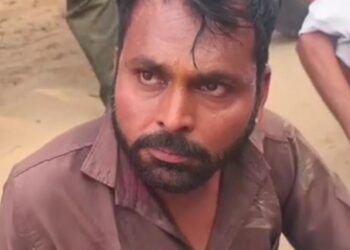 घर में घुसकर चोरी करते युवक को मकान-मालिक ने पकड़ा: अलमारी का लॉक तोड़ रहा था, लोगों ने पुलिस को सौंपा