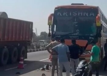 सुमेरपूर-ट्रेलर की टक्कर से बस कंडक्टर की मौत: मैकेनिक गंभीर घायल; हाईवे पर गाड़ी का टायर बदल रहे थे