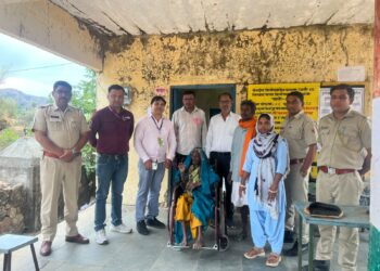 कोलवाडा बूथ पर 108 वर्षीय माली बाई गरासिया ने किया मतदान, बीसीएमओ ने विल चेयर पर बैठाया बुजुर्ग मतदाता को