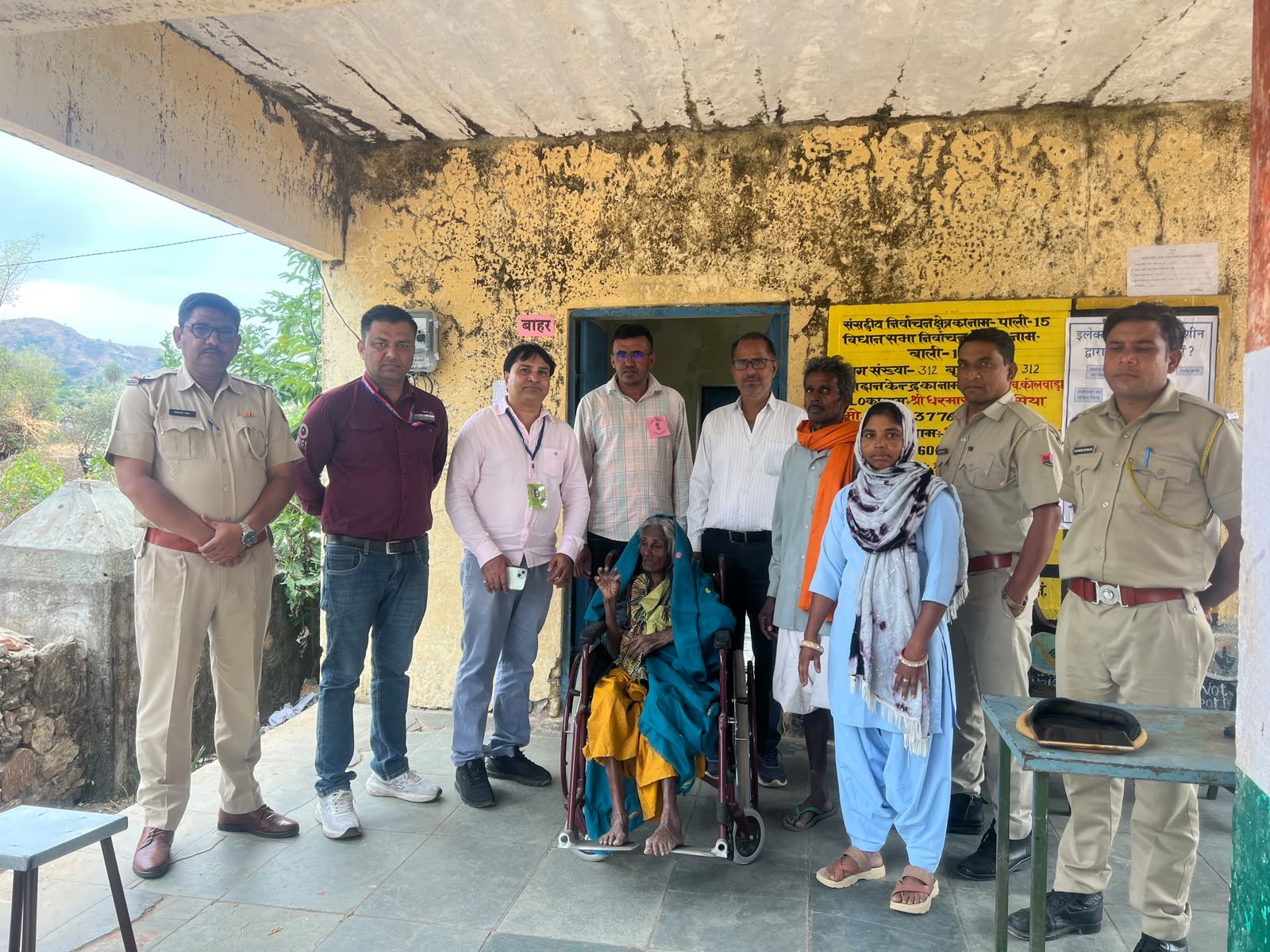 कोलवाडा बूथ पर 108 वर्षीय माली बाई गरासिया ने किया मतदान, बीसीएमओ ने विल चेयर पर बैठाया बुजुर्ग मतदाता को