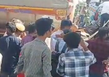 पालडी एम-टैंकर में घुसा तेज रफ्तार ट्रेलर, एक की मौतः दूसरा गंभीर घायल, टाइल्स टूटीं और सड़क पर बहा दूध