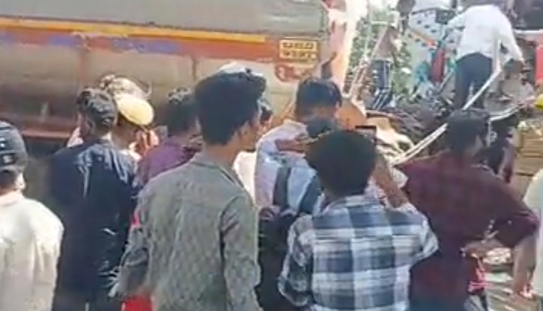 पालडी एम-टैंकर में घुसा तेज रफ्तार ट्रेलर, एक की मौतः दूसरा गंभीर घायल, टाइल्स टूटीं और सड़क पर बहा दूध