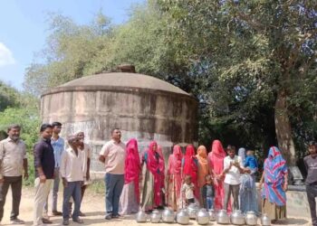 खाण में पानी का संकट, 8-10 दिन में सप्लाईः ग्रामीण महंगे दामों पर टैंकर मंगवाने का मजबूर; आंदोलन की चेतावनी दी