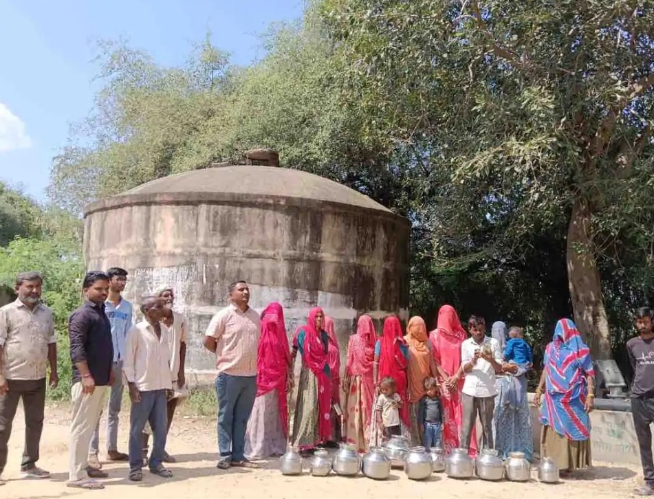 खाण में पानी का संकट, 8-10 दिन में सप्लाईः ग्रामीण महंगे दामों पर टैंकर मंगवाने का मजबूर; आंदोलन की चेतावनी दी